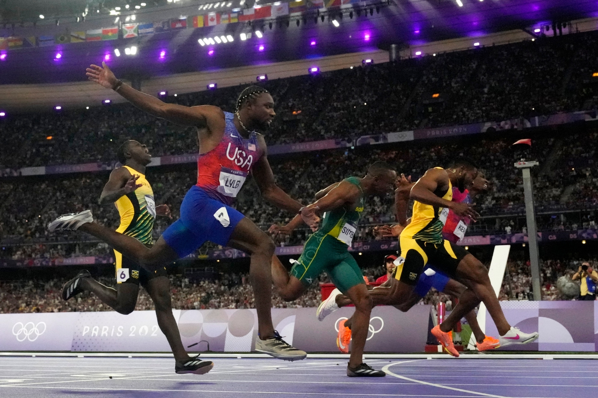 Noah Lyles en primer plano en la llegada de los 100 metros en los Juegos de París.