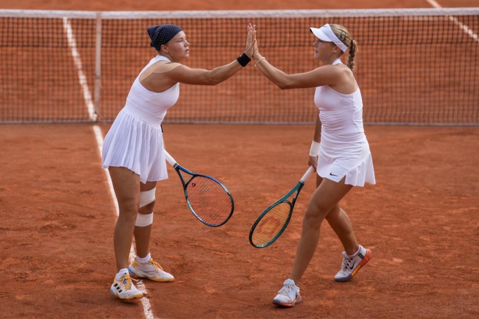 Andreeva (derecha) y Shnaider (izquierda) celebran un punto