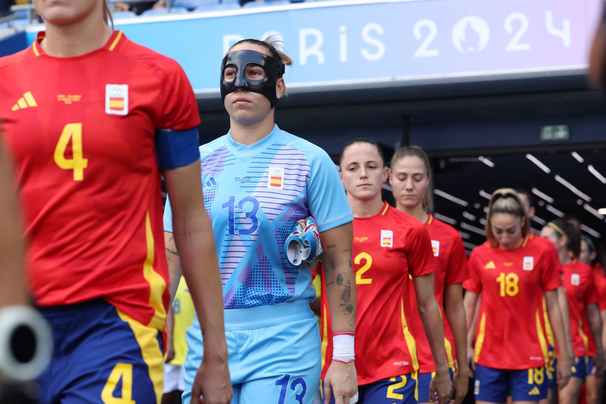 Cata Coll, junto al resto de compañeras de la selección española, antes del partido ante Colombia de cuartos / EFE
