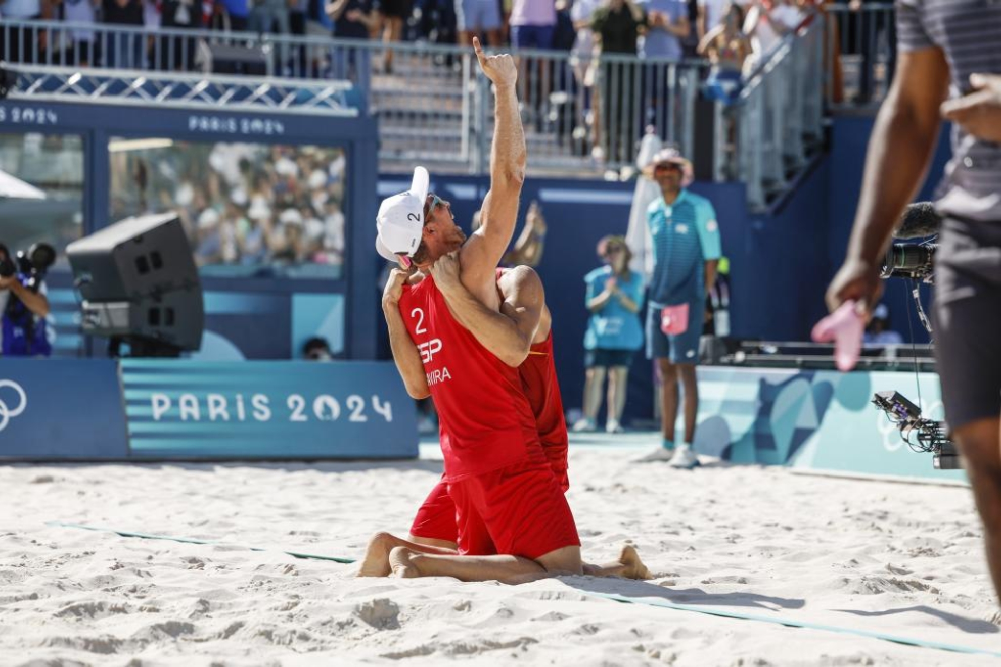 Celebración sobre la arena.