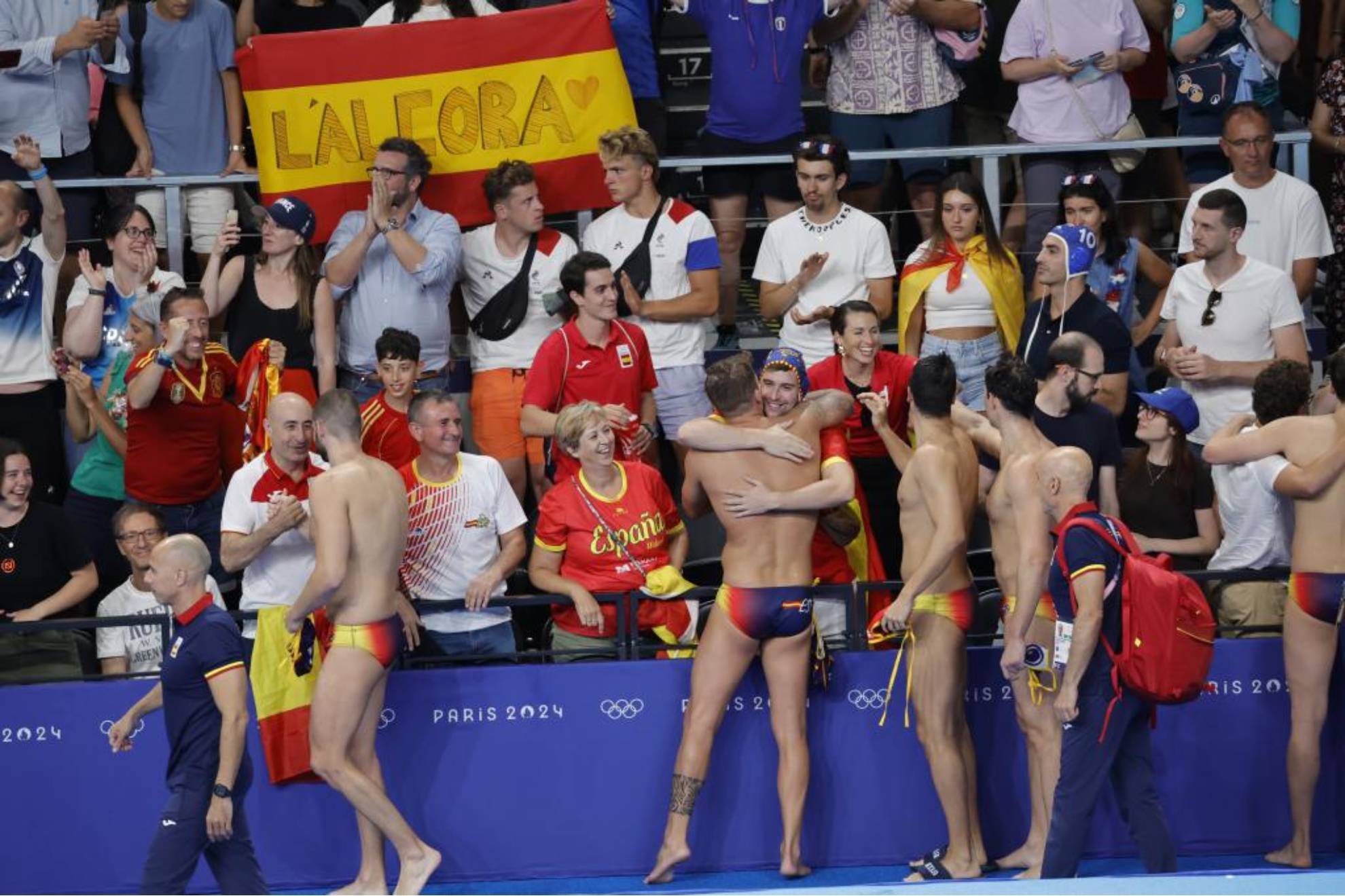 La selección española celebró por todo lo alto su clasificación para cuartos, a los que acceden invictos.