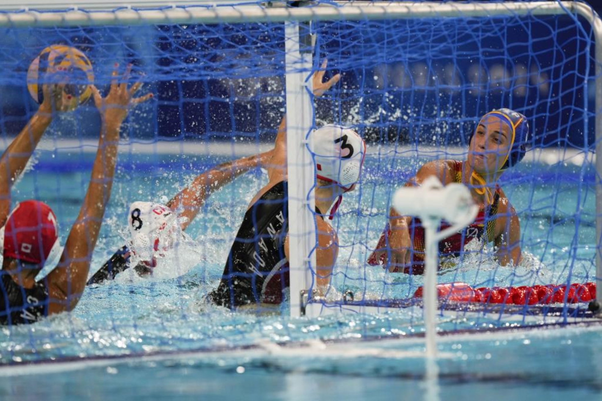 Anni Espar tira a puerta en el partido ante Canadá