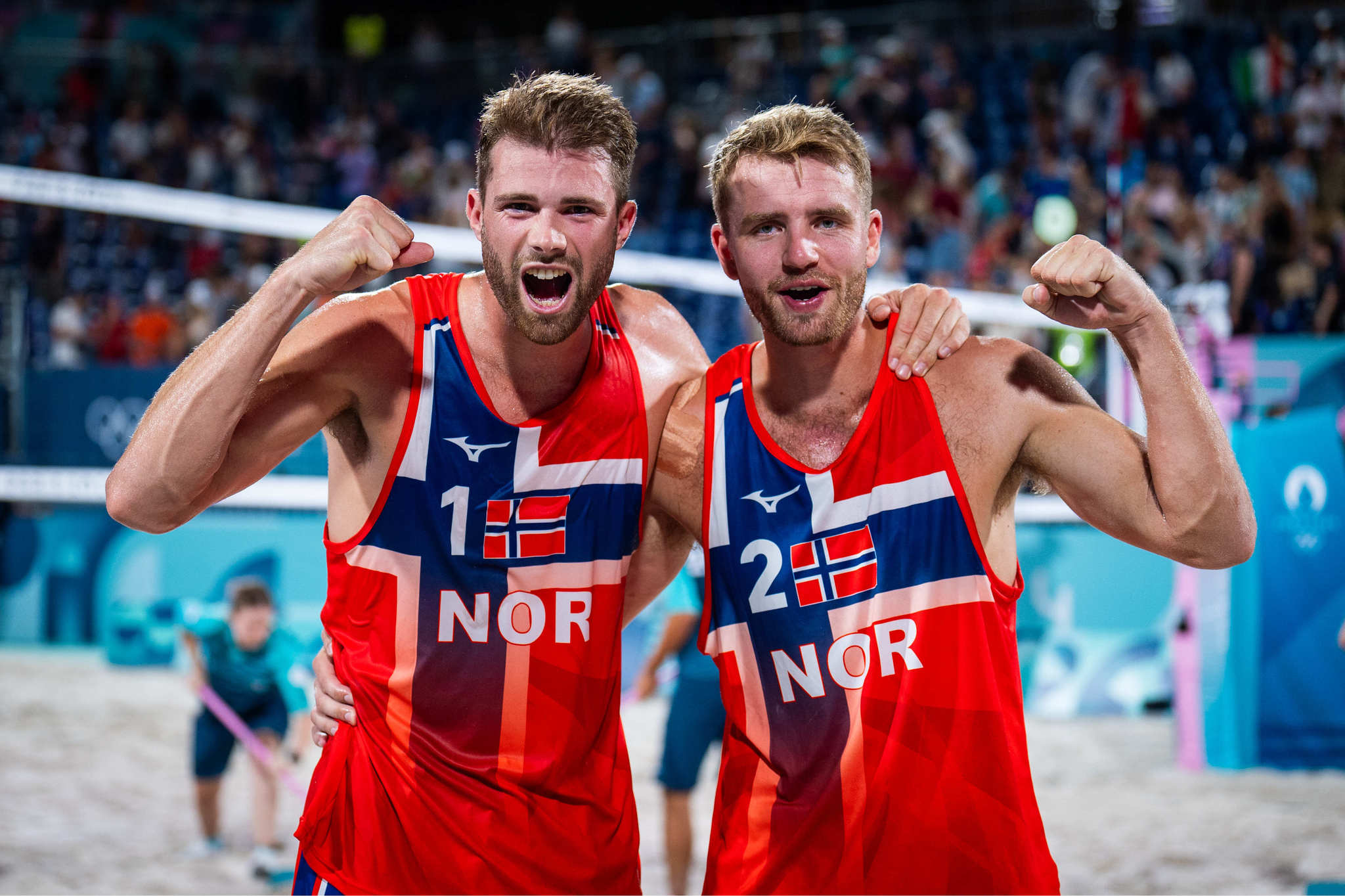 Anders Mol, izquierda, Christian Sorum, derecha, celebrando el pase a cuartos de final en París 2024