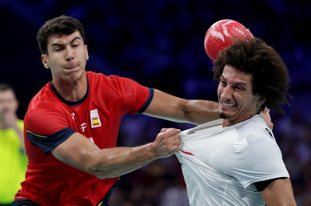 El pivote Javier Rodríguez defiende al egipcio Zein /