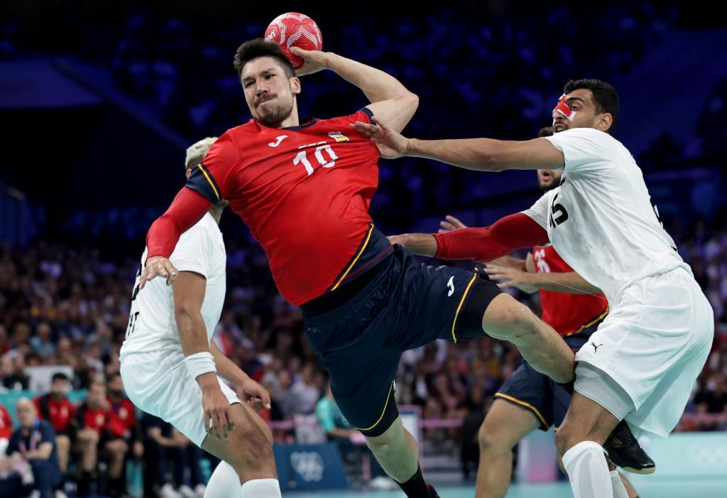 El español Álex Dujshebaev trata de lanzar ante Egipto /