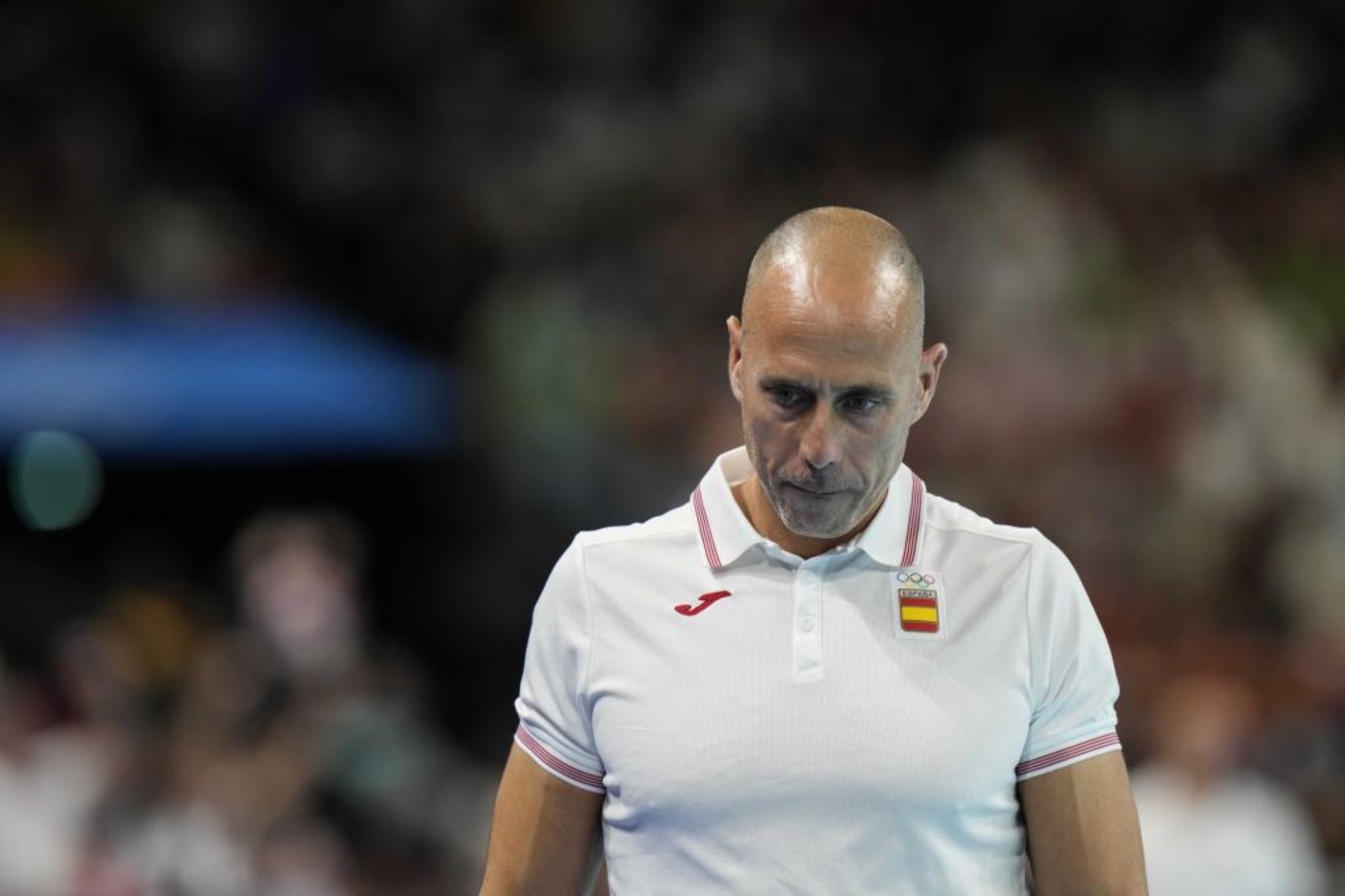 David Martín, cabizbajo, sale de la piscina de La Defense Arena