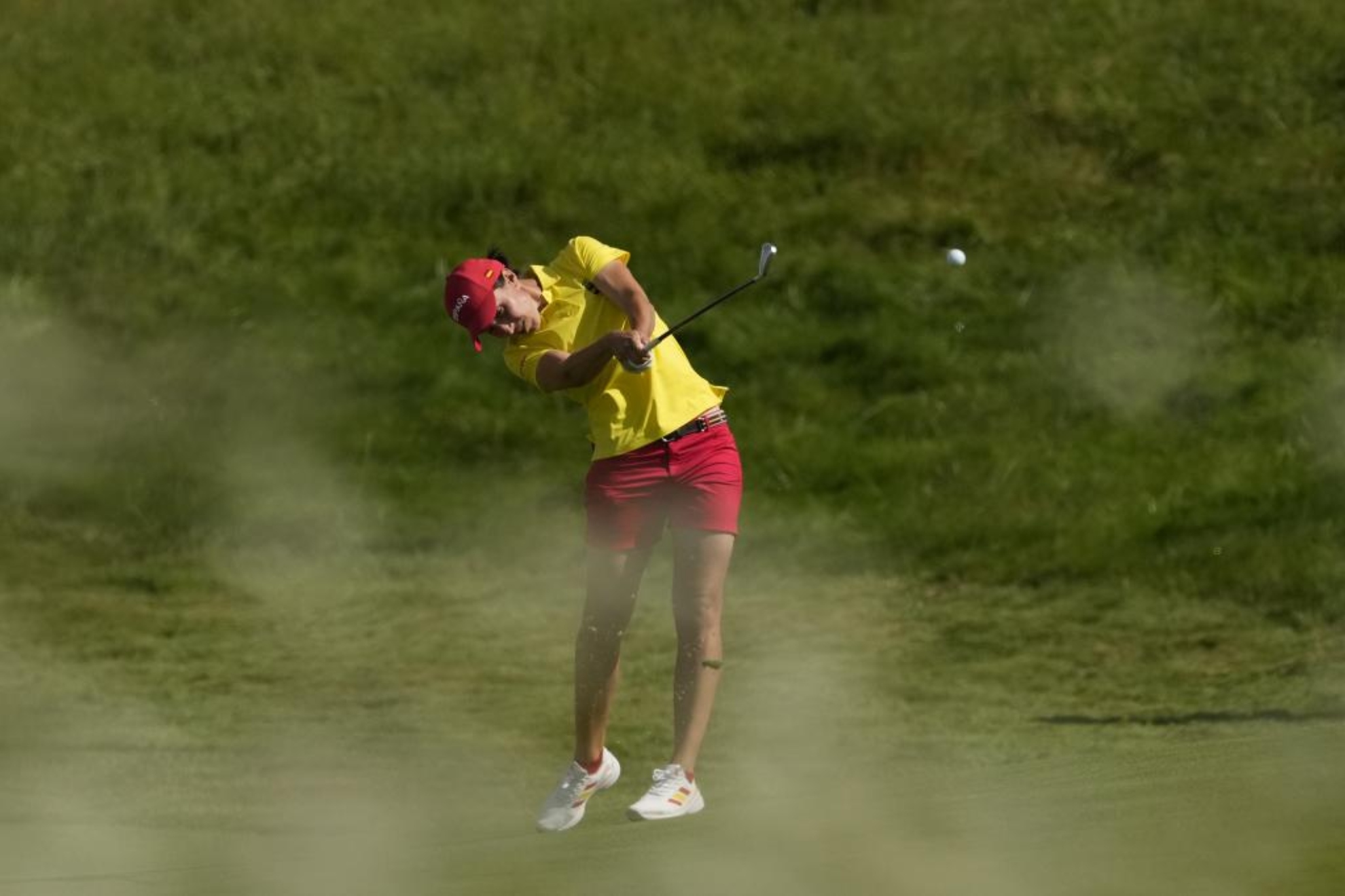Carlota Ciganda juega un hierro en el Golf National de París