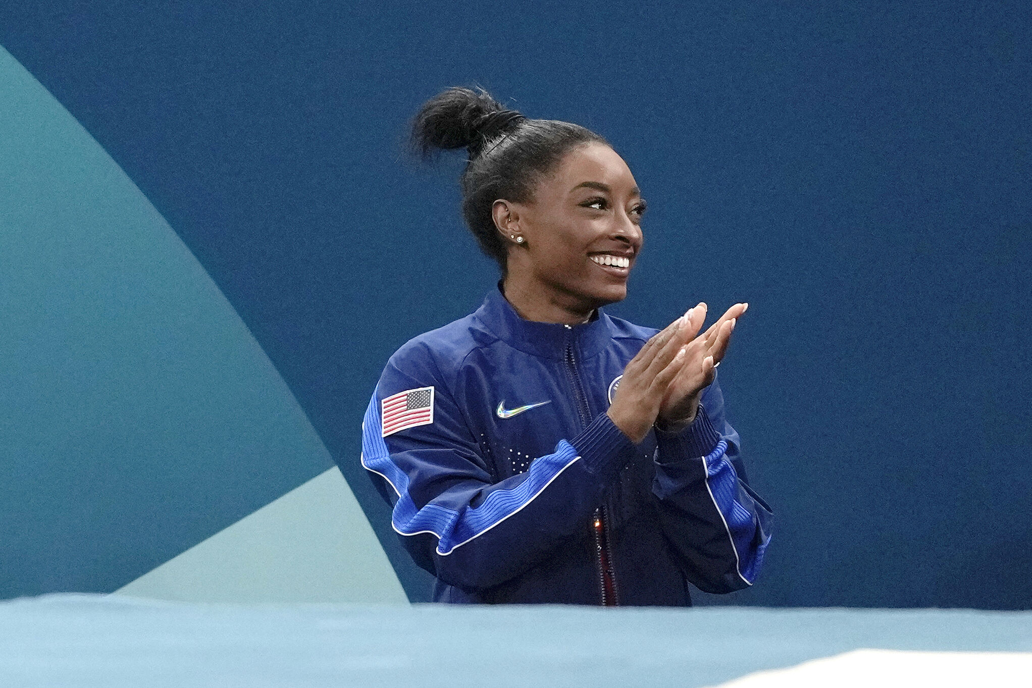 lt;HIT gt;Simone lt;/HIT gt; lt;HIT gt;Biles lt;/HIT gt;, of the United States, celebrates after winning the silver medal during the women's artistic gymnastics individual floor finals at Bercy Arena at the 2024 Summer Olympics, Monday, Aug. 5, 2024, in Paris, France. (AP Photo/Francisco Seco)