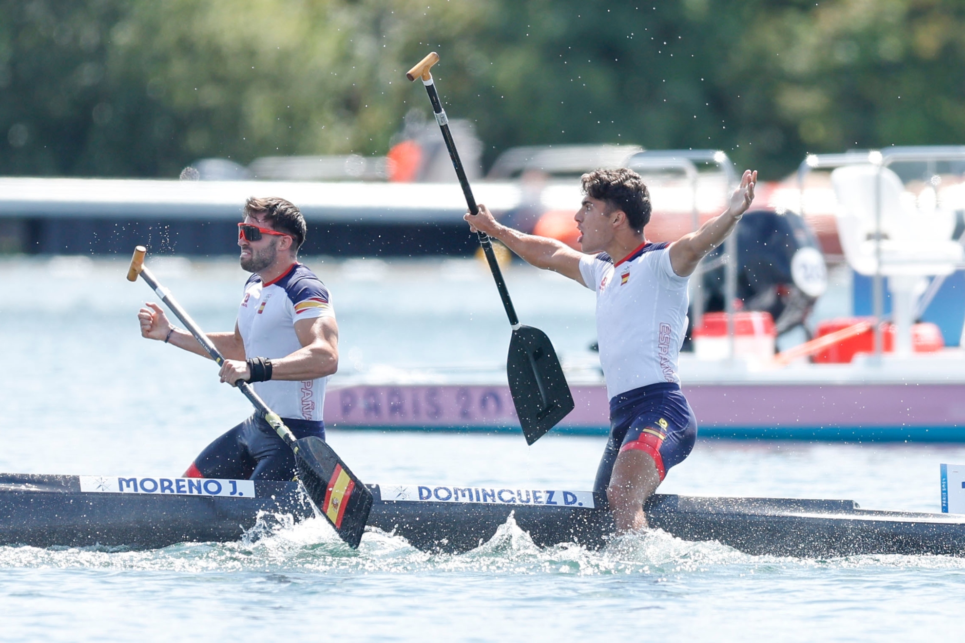 Diego Domínguez y Joan Moreno celebran su medalla de bronce tras acabar la regata.