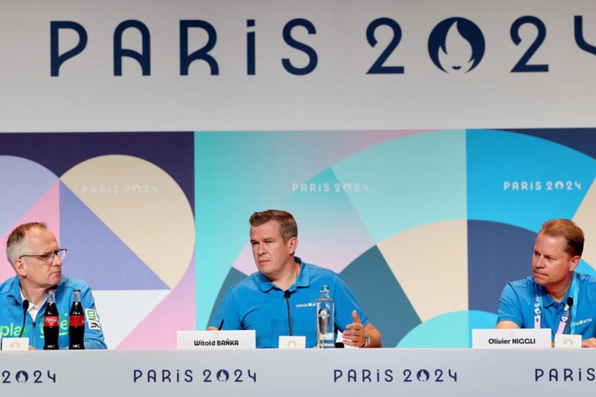 Witold Banka (C), presidente de la Agencia Mundial Antidopaje. A la izquierda James Fitzgerald, jefe de prensa y a la derecha Olivier Niggli, Director General de la AMA.