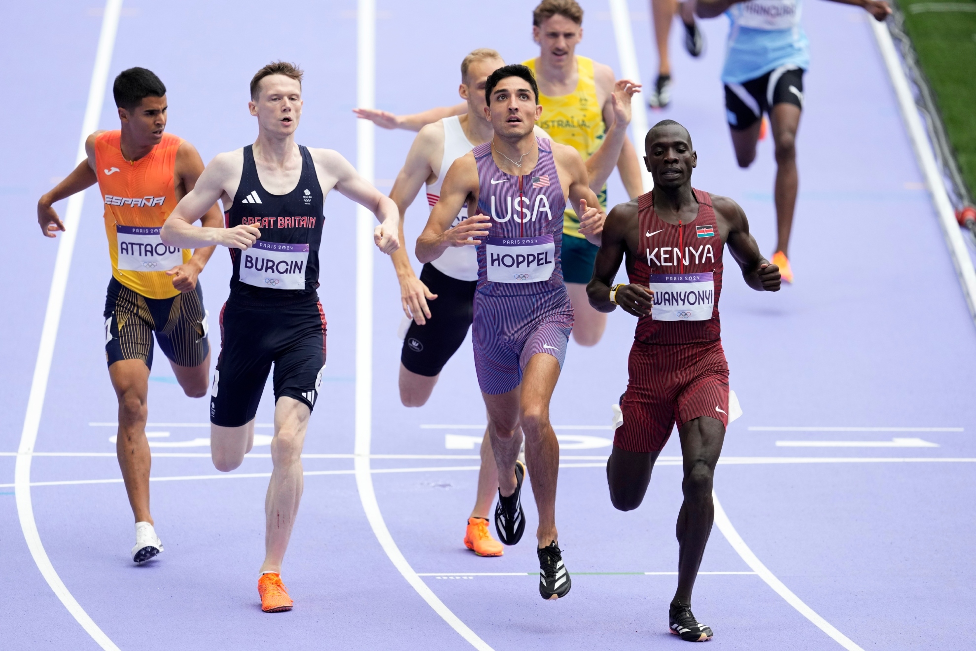 Mohamed Attaoui, primero por la izquierda, al llegar a meta en su semifinal de los 800 metros.