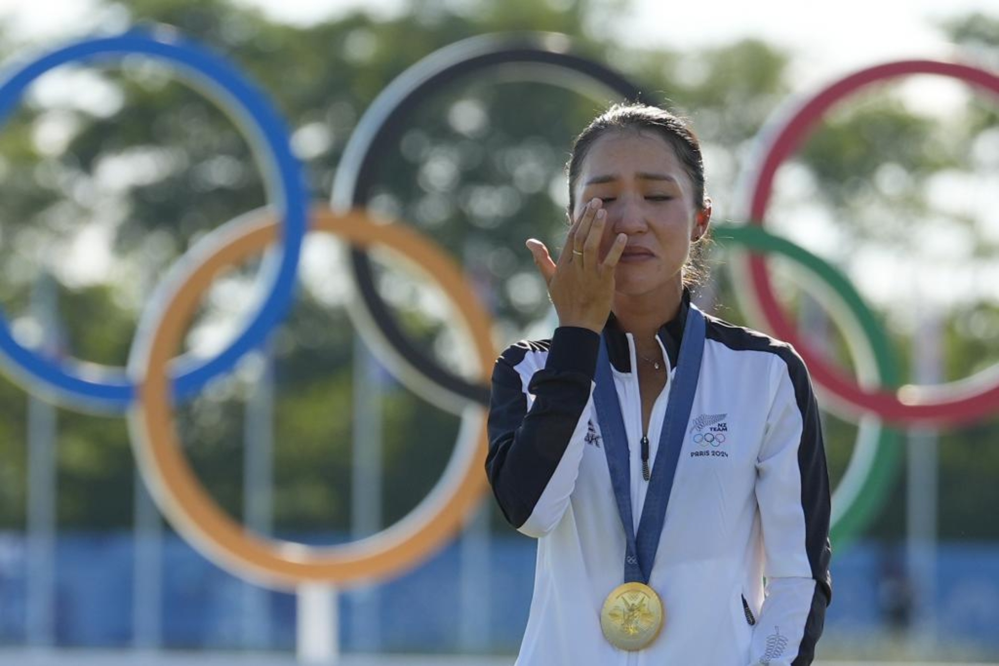 Lydia Ko (27) llora tras recibir la medalla de oro.