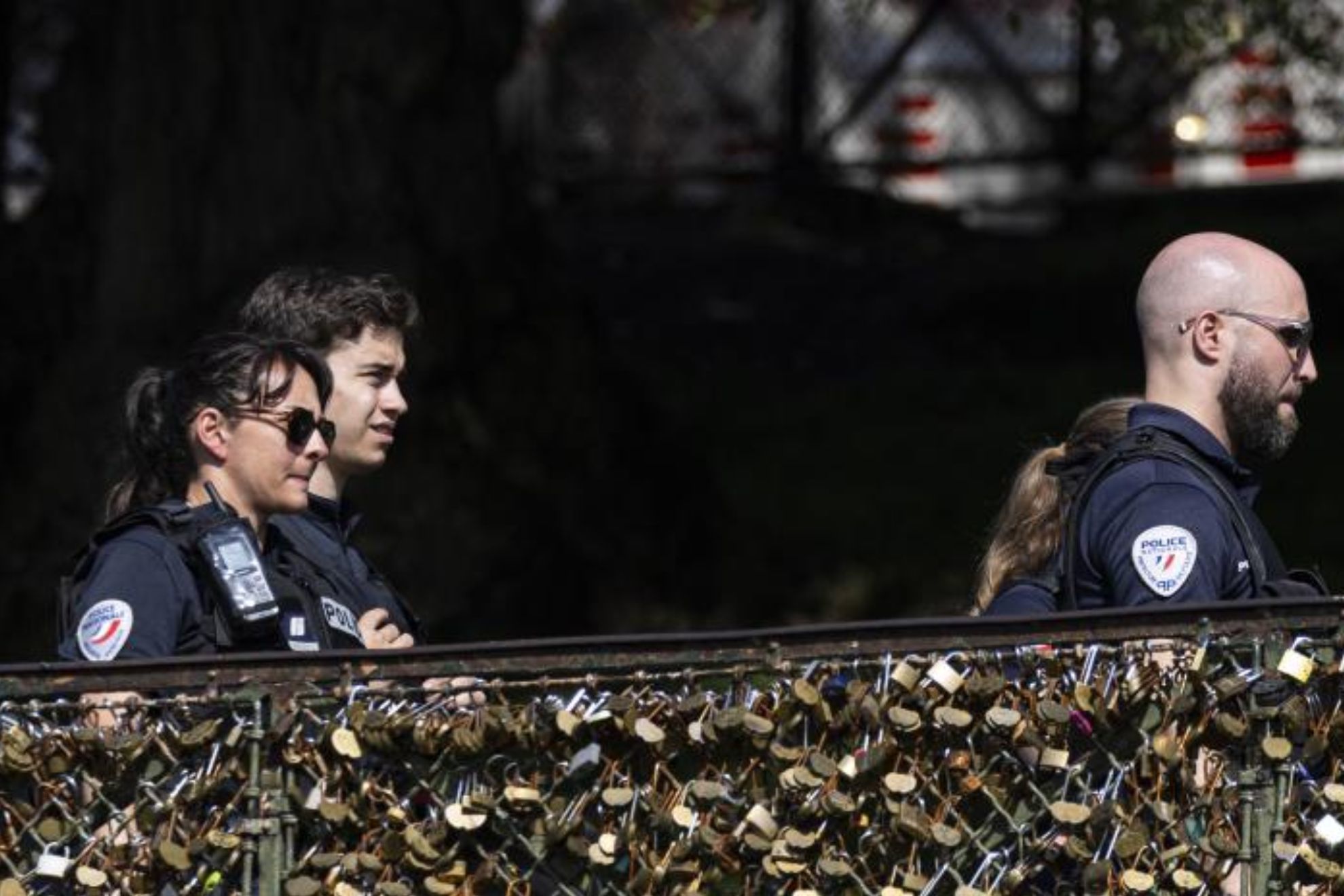 Policía francesa patrullando por París en las fechas olímpicas