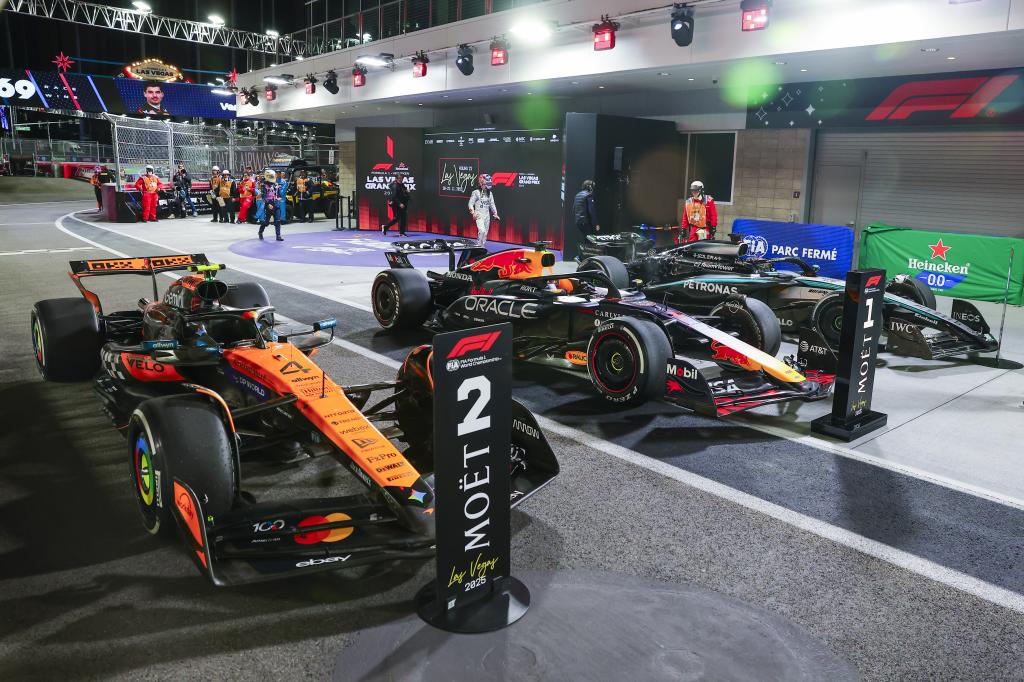 El Red Bull de Max junto a un McLaren y un Mercedes. EFE