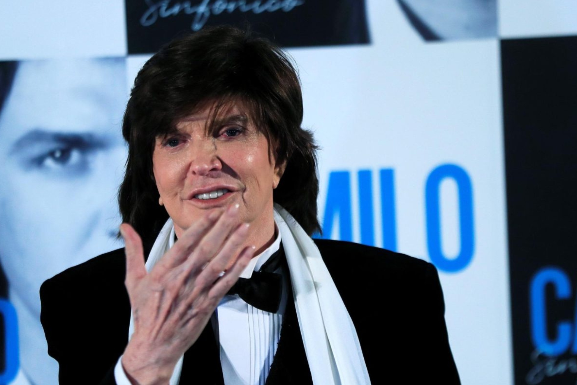 Indignación en Alcoy tras la grabación de una escena de cine para adultos en el mausoleo de Camilo Sesto: "Es una profanación"