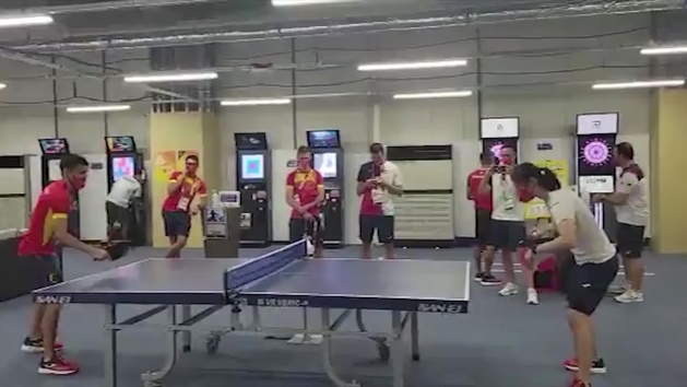 A este chaval se le da todo bien: el punto de Pedri contra una olímpica española de tenis de mesa