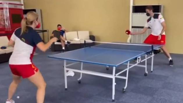 Pau Gasol se mide con Galia Dvorak al tenis de mesa... ¡y ojo que no lo hace nada mal!