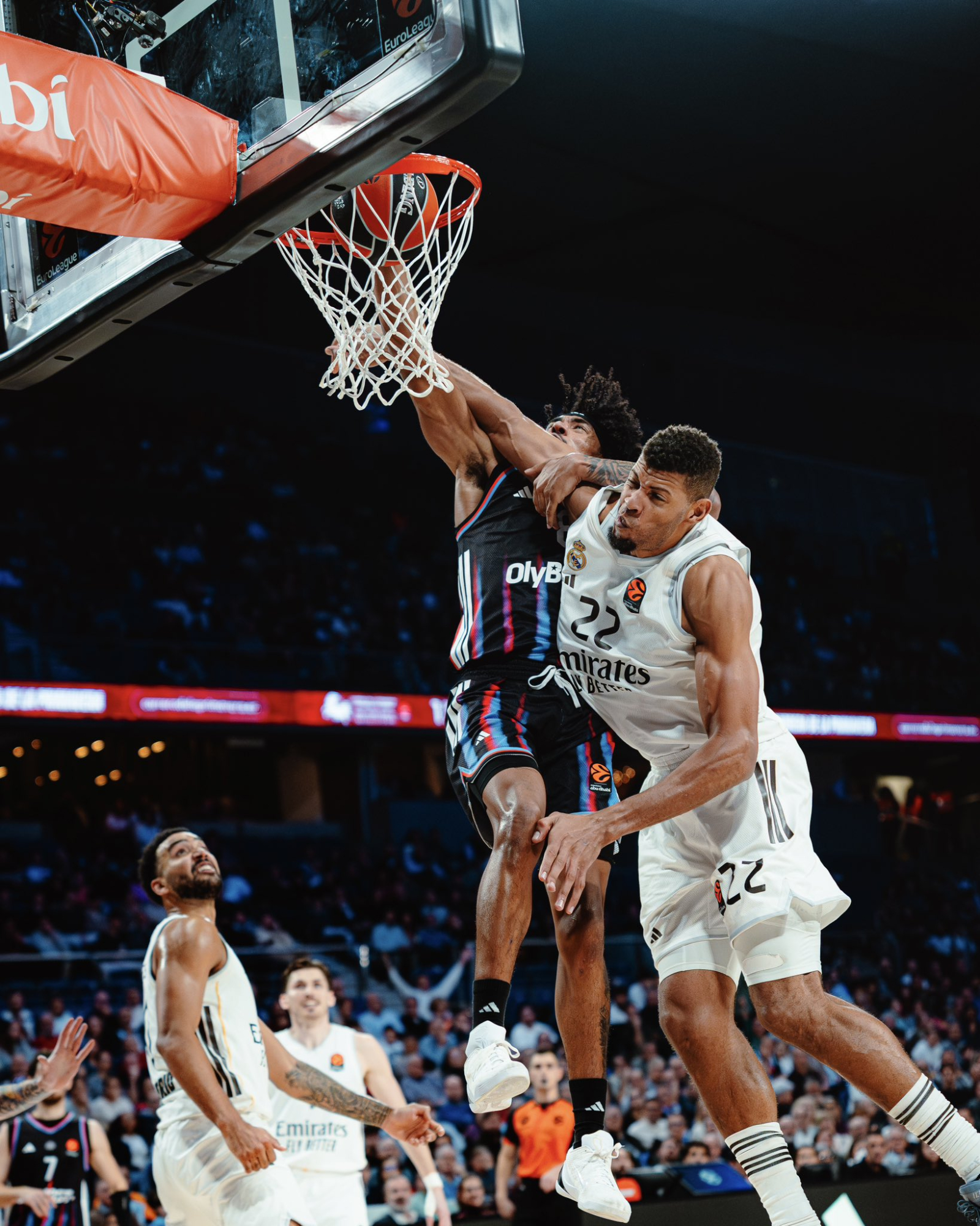 Jared Rhoden machaca ante la defensa de Walter Tavares.