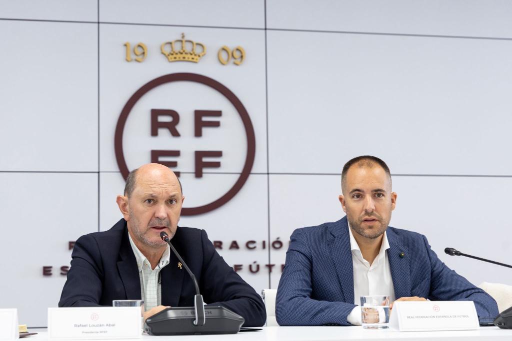 Rafael Louzán, presidente de la FEF, junto a Fran Soto, presidente del Comité Técnico de Árbitros