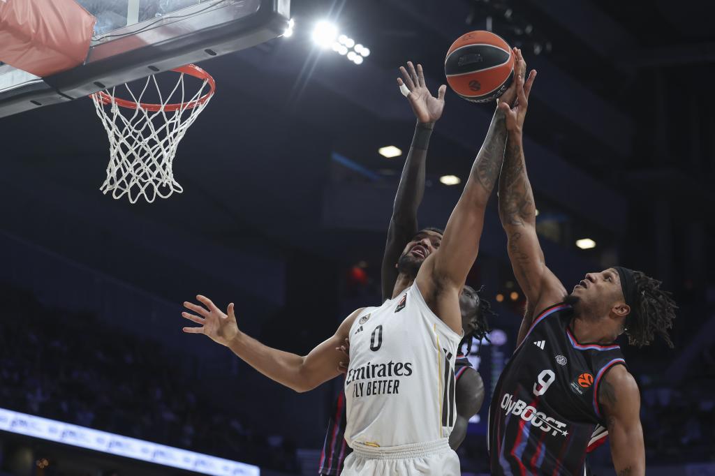 Trey Lyles hace una entrada a canasta.