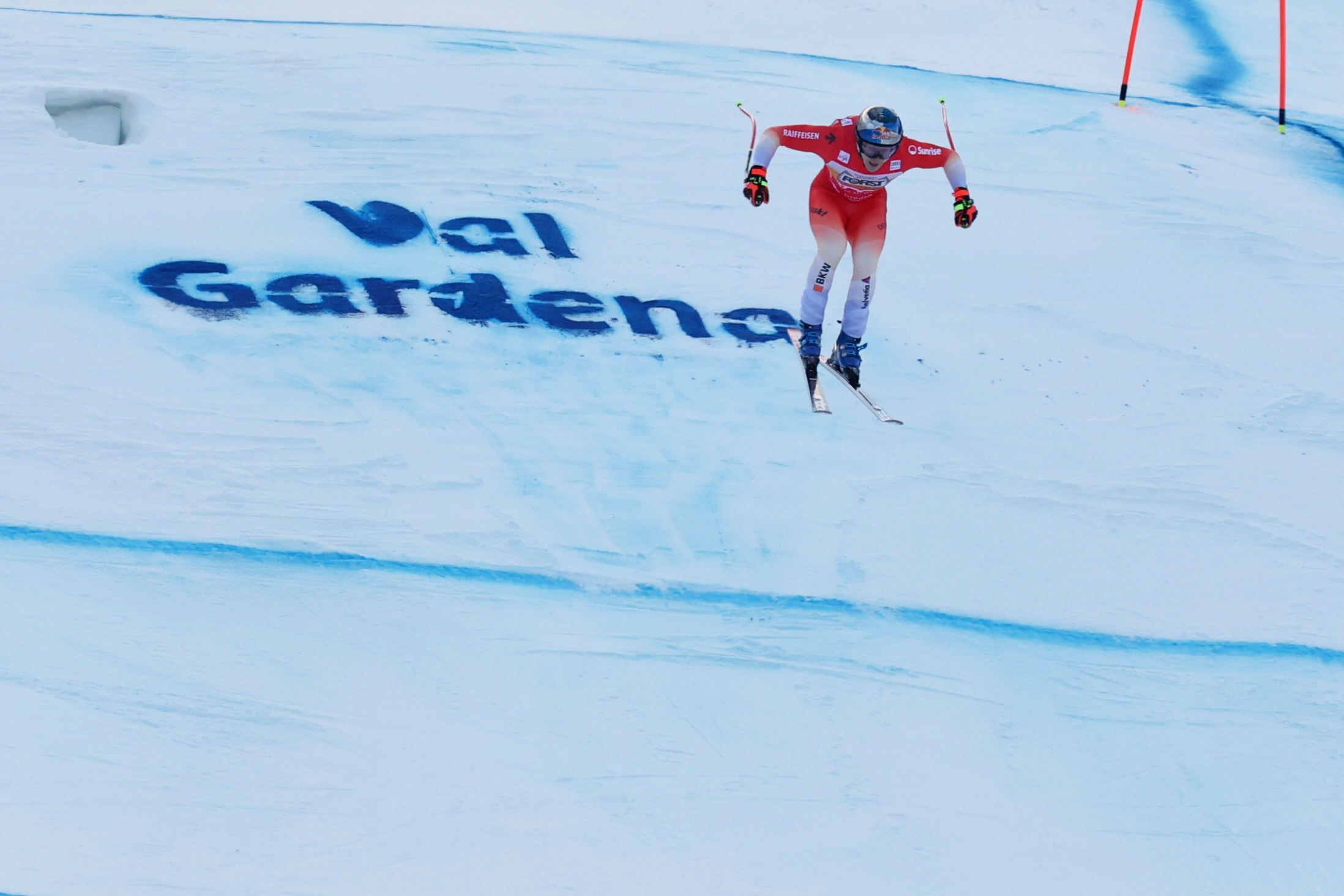 Marco Odermatt vuela en el salto previo a la meta de Val Gardena.