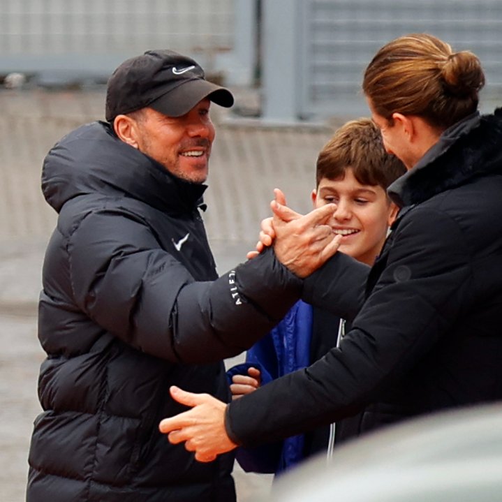 Simeone saludando a Filipe y su hijo.