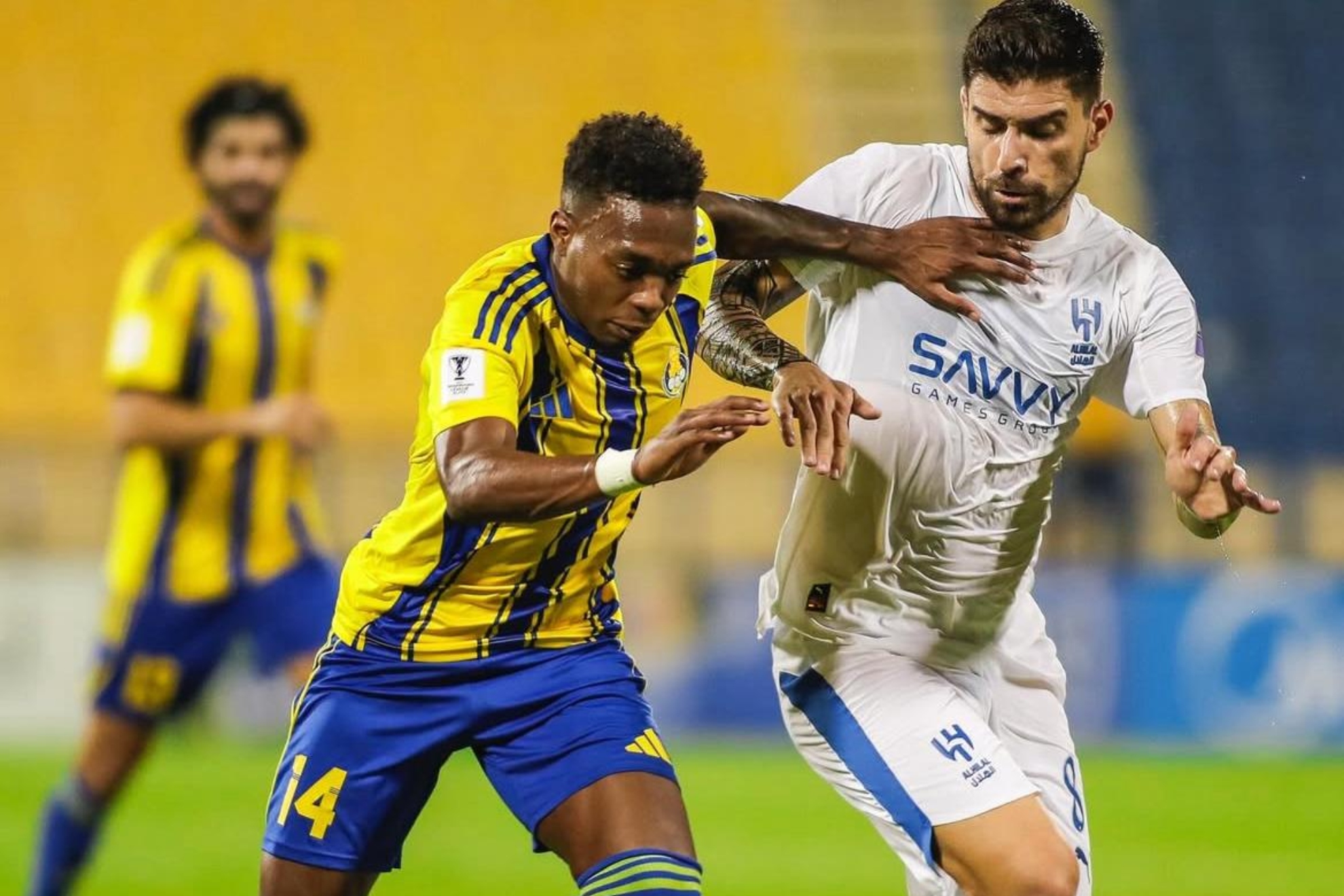 Djaló intentando controla un balón ante la presión de Ruben Neves