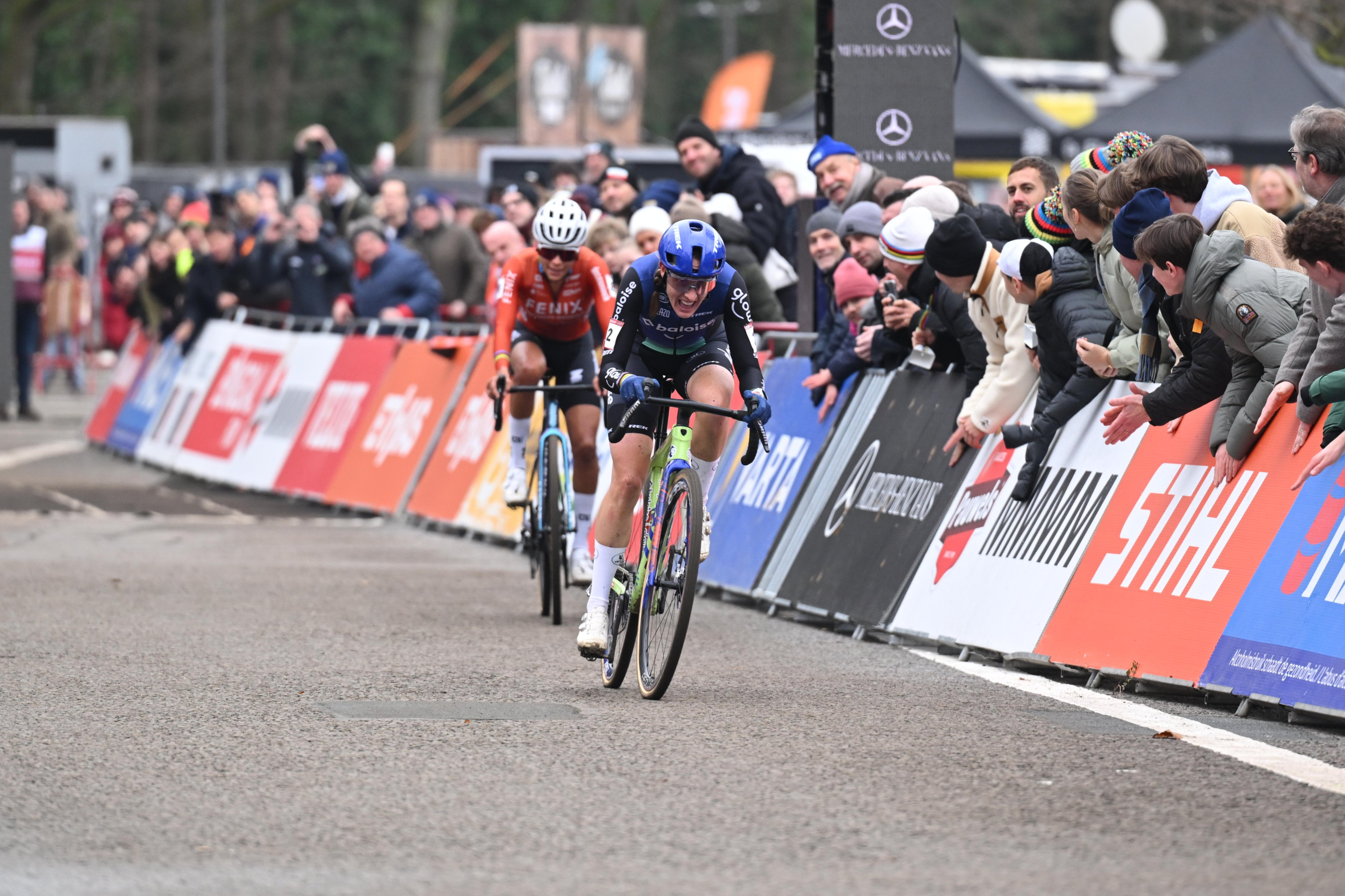 Llegada cerrada entre Brand y Alvarado