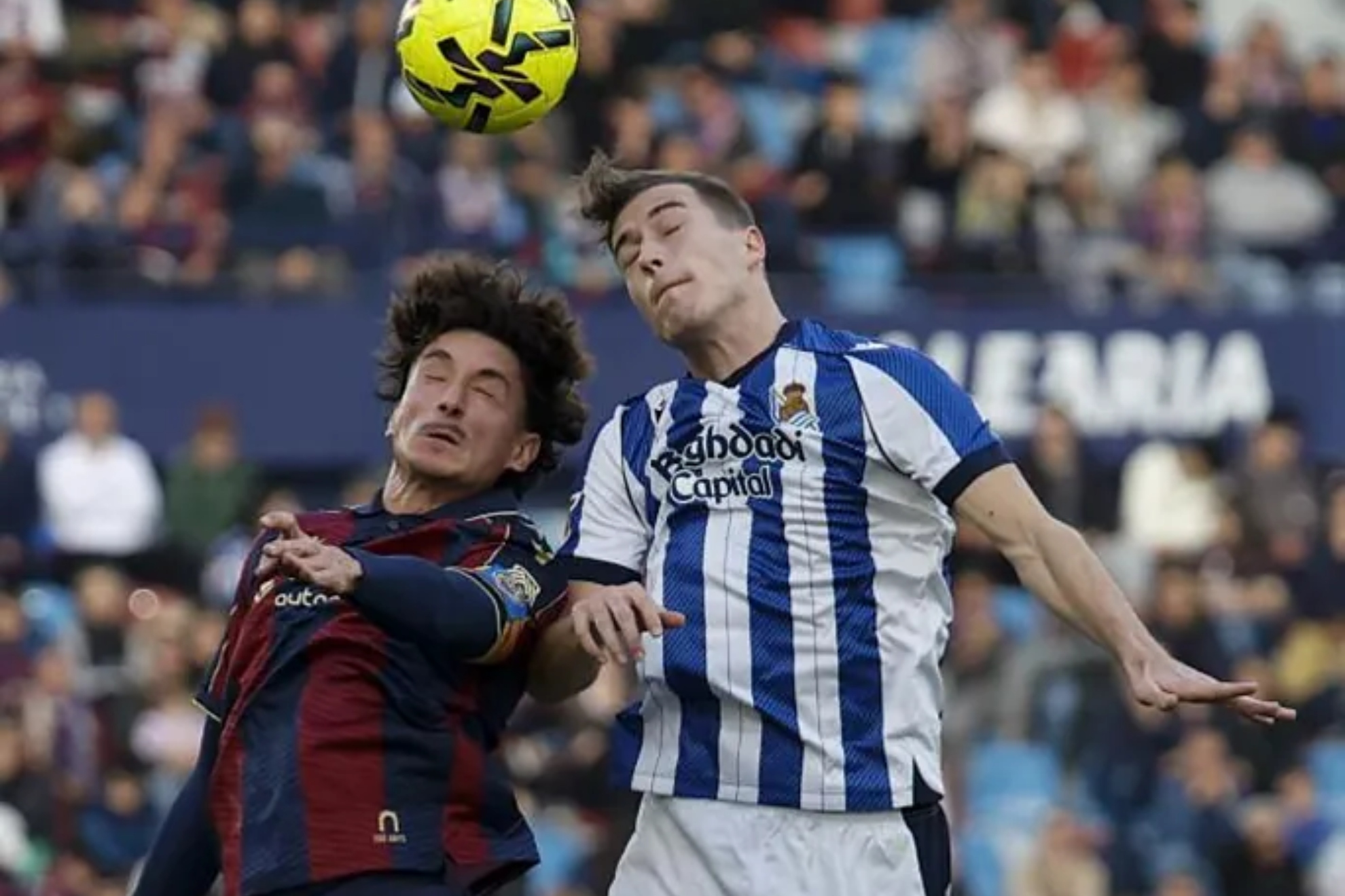 Unai Vencedor, que jugó cedido hace un año en el Levante, y Luka Sucic pugnan por un balón aéreo EFE