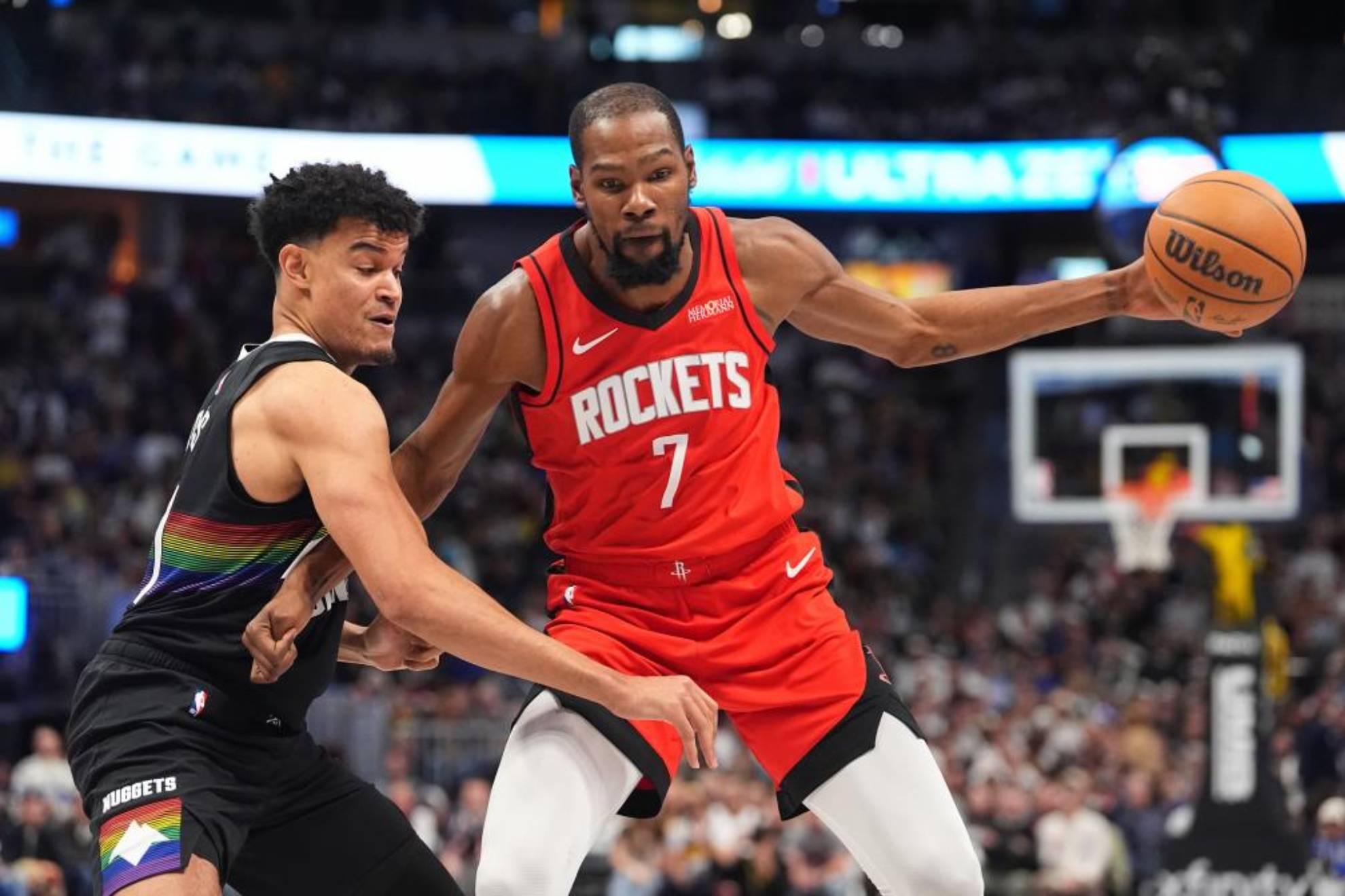 Kevin Durant, defendido por Spencer Jones.