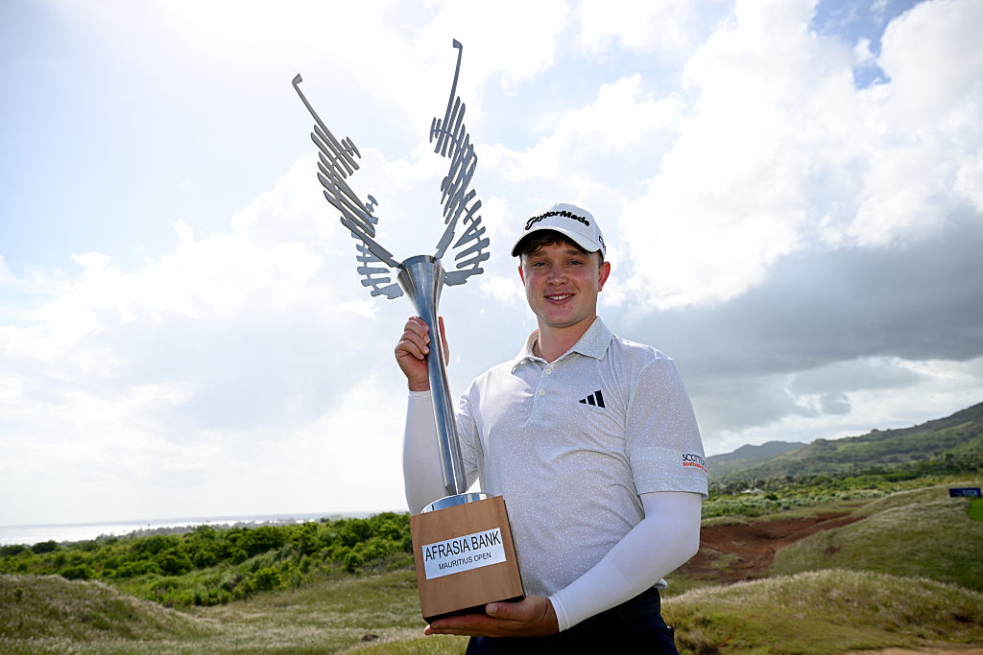 Jayson Schaper (24) con el trofeo