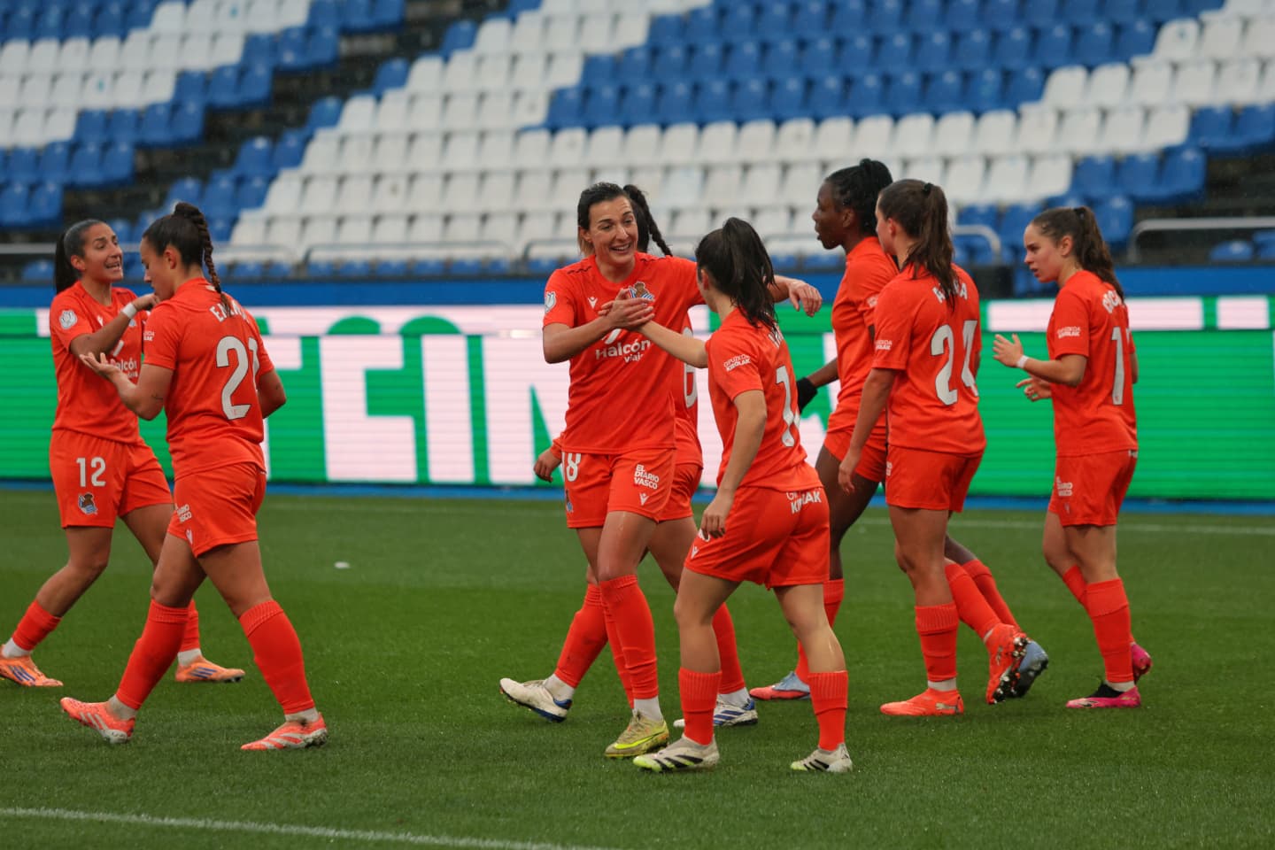 Las jugadoras de la Real Sociedad celebran un gol ante el Deportivo en Riazor.
