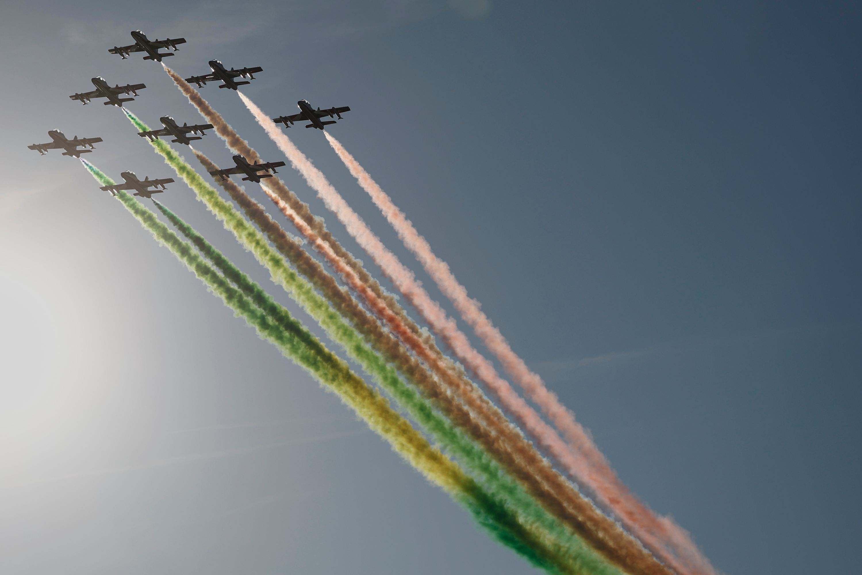El espectáculo de las Fuerzas Aéreas Italianas en Alta Badia con su bandera nacional.