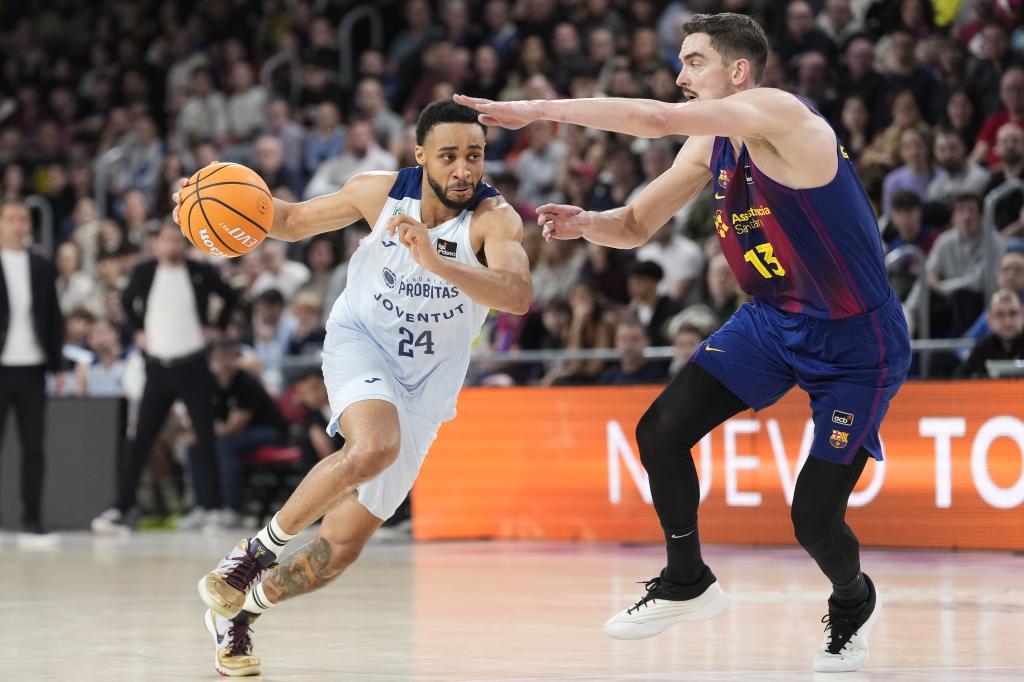 Cameron Hunt ataca a Tomas Satoransky.