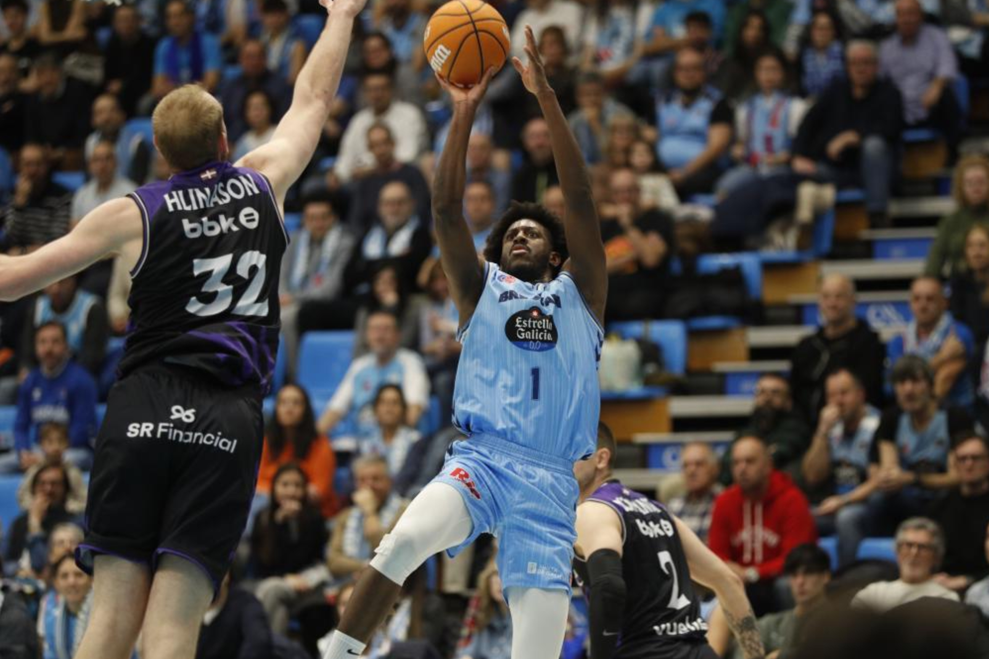 Keandre Cook lanza ante Tryggvi Hlinason.