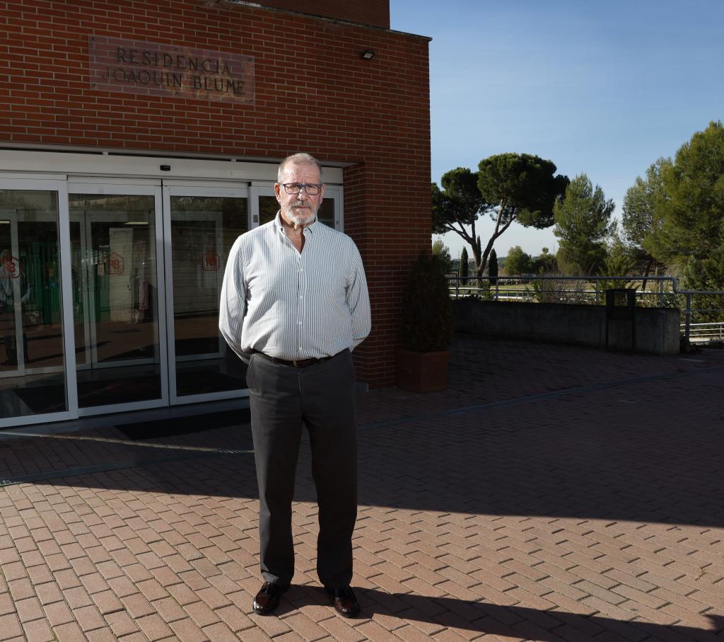 José Ramón Díaz-Flor, delante de la Residencia Blume