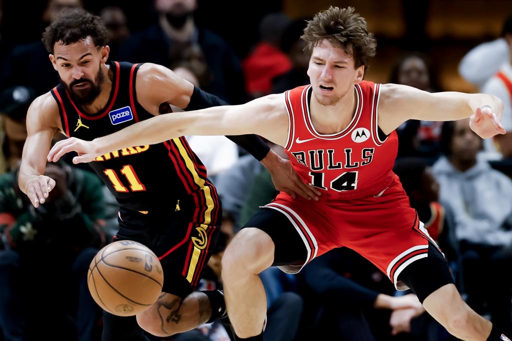 Matas Buzelis disputa un balón con Trae Young.