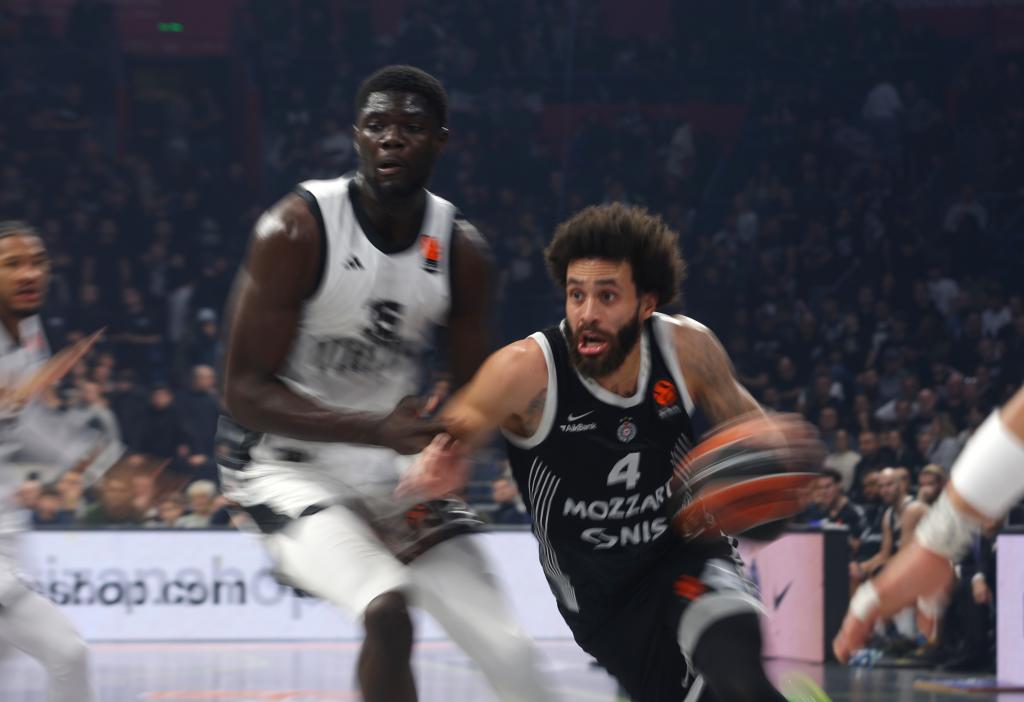 Duane Washington escapa de la defensa de Mouhamet Diouf en el partido ante la Virtus.