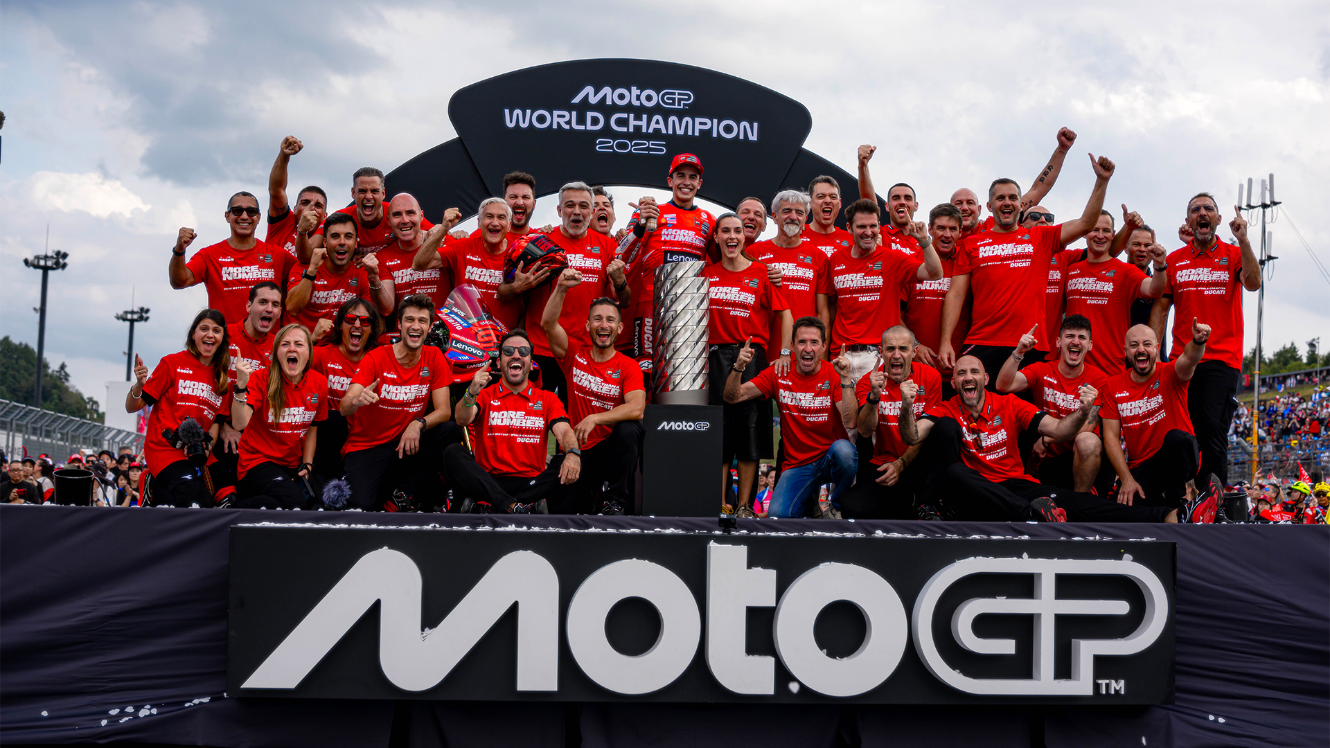 La foto de familia de Ducati tras el título de Márquez.