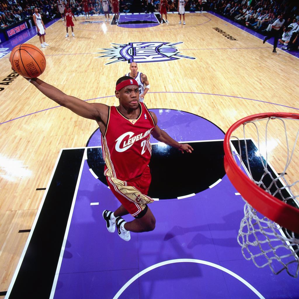 LeBron James se dispone a hacer un mate en su primer partido en la NBA.
