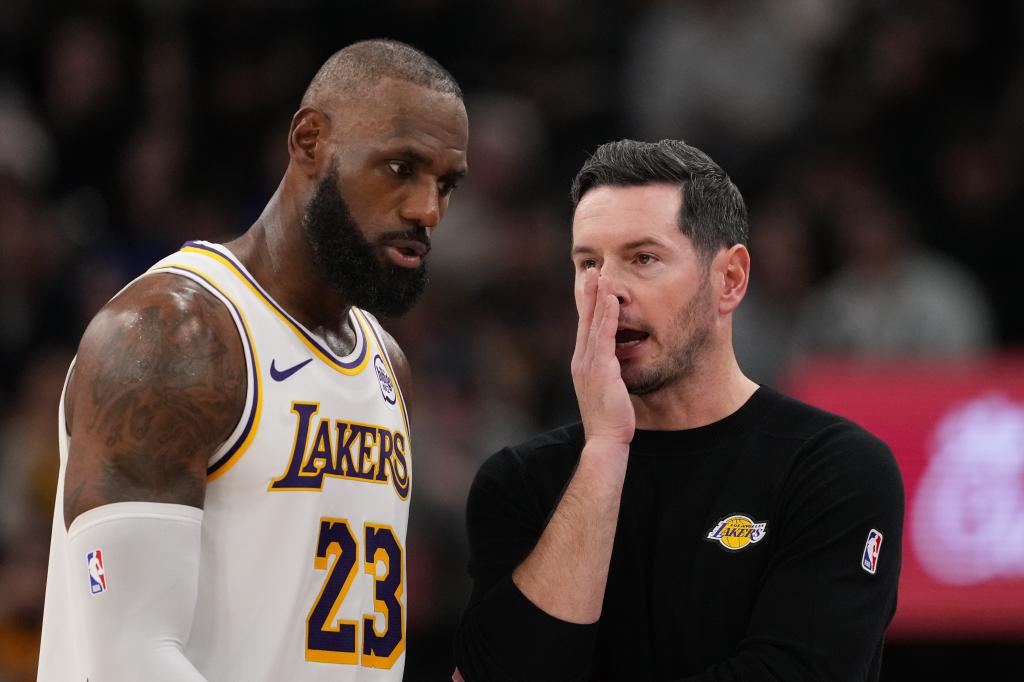 LeBron James habla con su entrenador, JJ Redick.