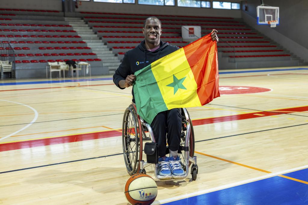 El jugador de la selección española de baloncesto paralímpico Amadou Diallo con la bandera de Senegal.