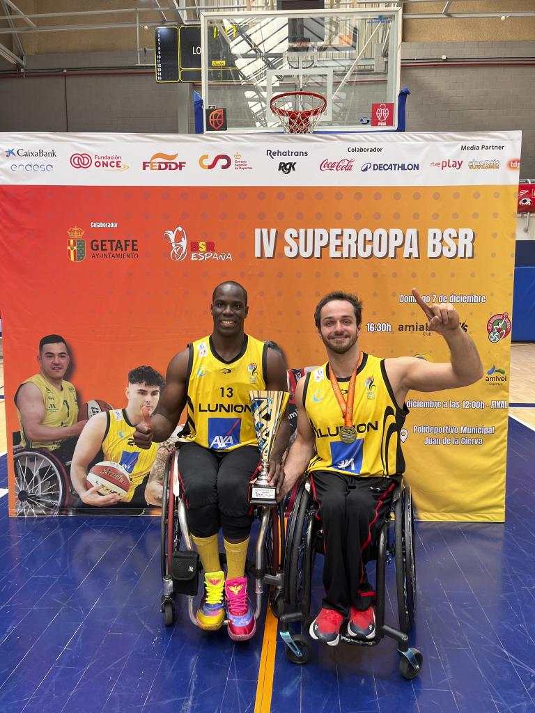 Amadou Diallo y Dani Stix posan con la Supercopa 2025.
