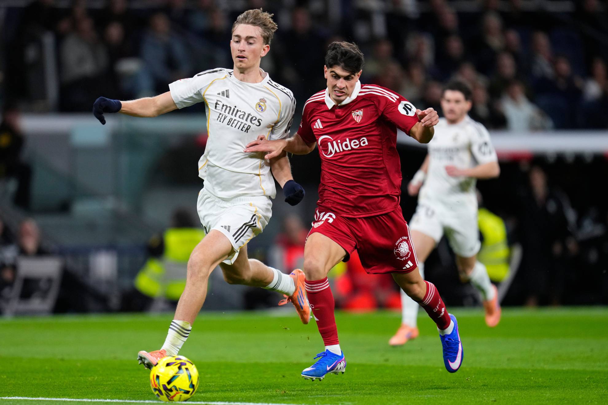 Faltan sofás y fichan lámparas