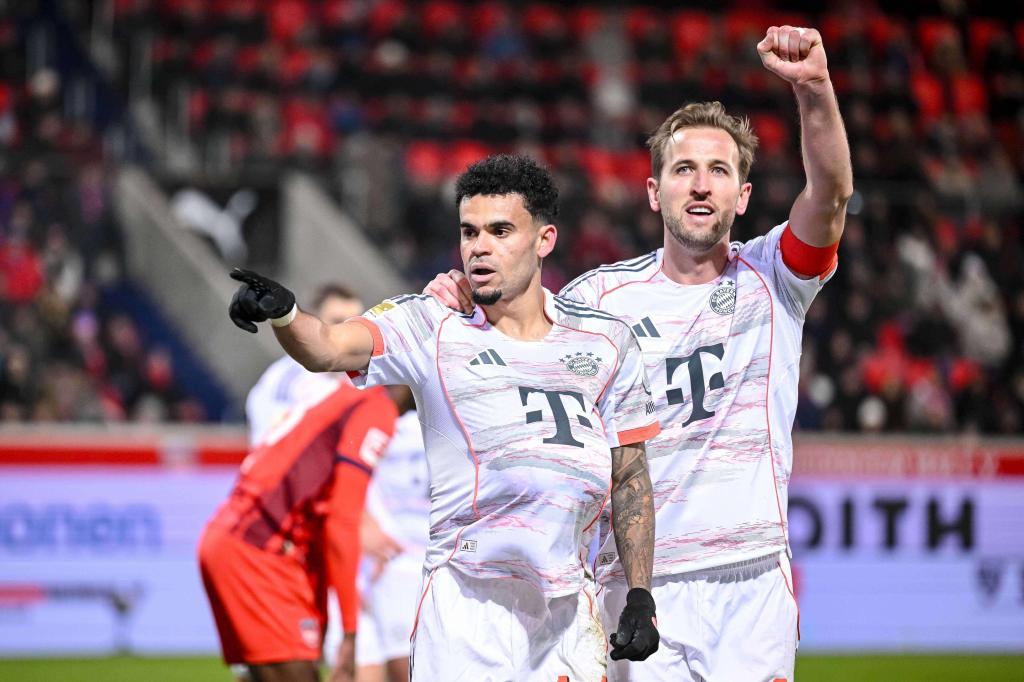El colombiano Luis Díaz celebra con su compañero del Bayern de Múnich, Harry Kane, tras anotar durante el partido de la Bundesliga contra el Heidenheim el domingo 21 de diciembre de 2025.