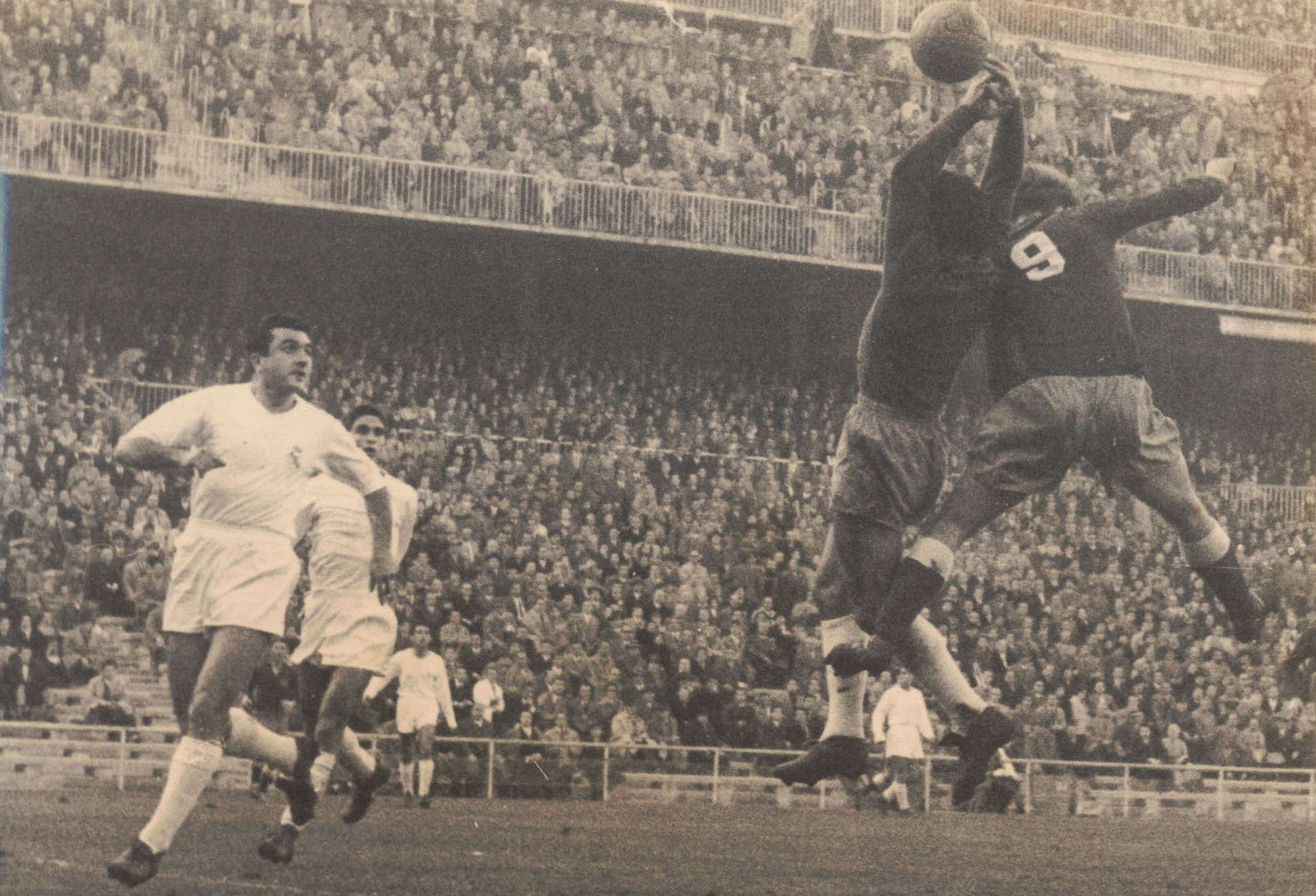 Otra imagen del duelo del 25 de diciembre de 1955, esta con la presencia de Miguel Muñoz.