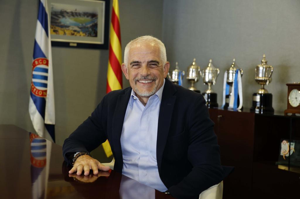 Alan Pace, nuevo propietario del Espanyol, posa en su despacho.