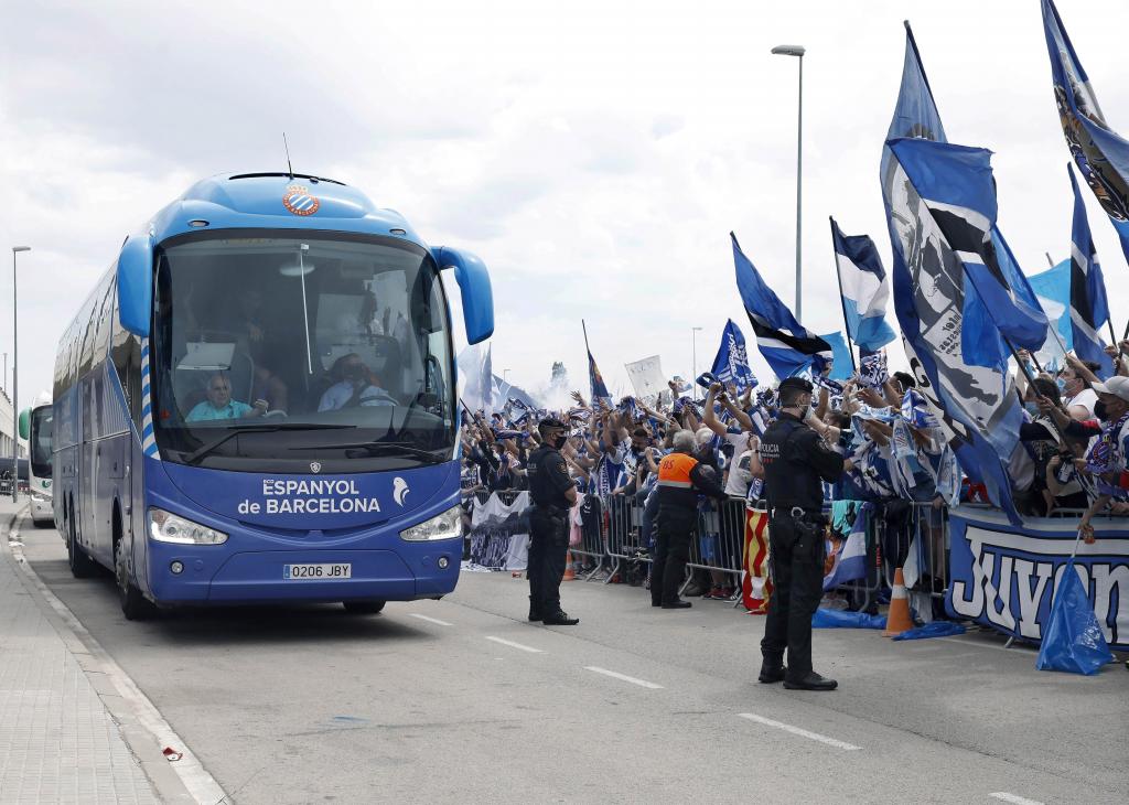 Cientos de aficionados del RCD Espanyol recibiendo el autocar del primer equipo.