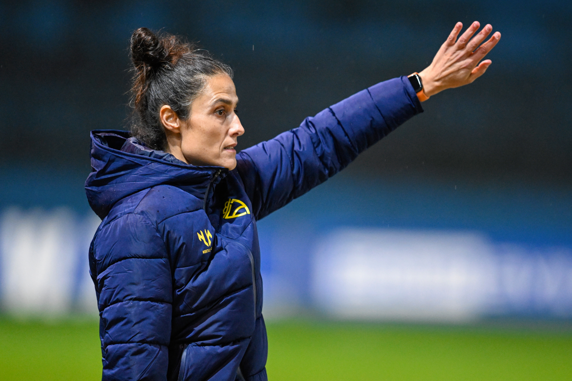 Montse Tomé dirigiendo a la selección asturiana en Avilés