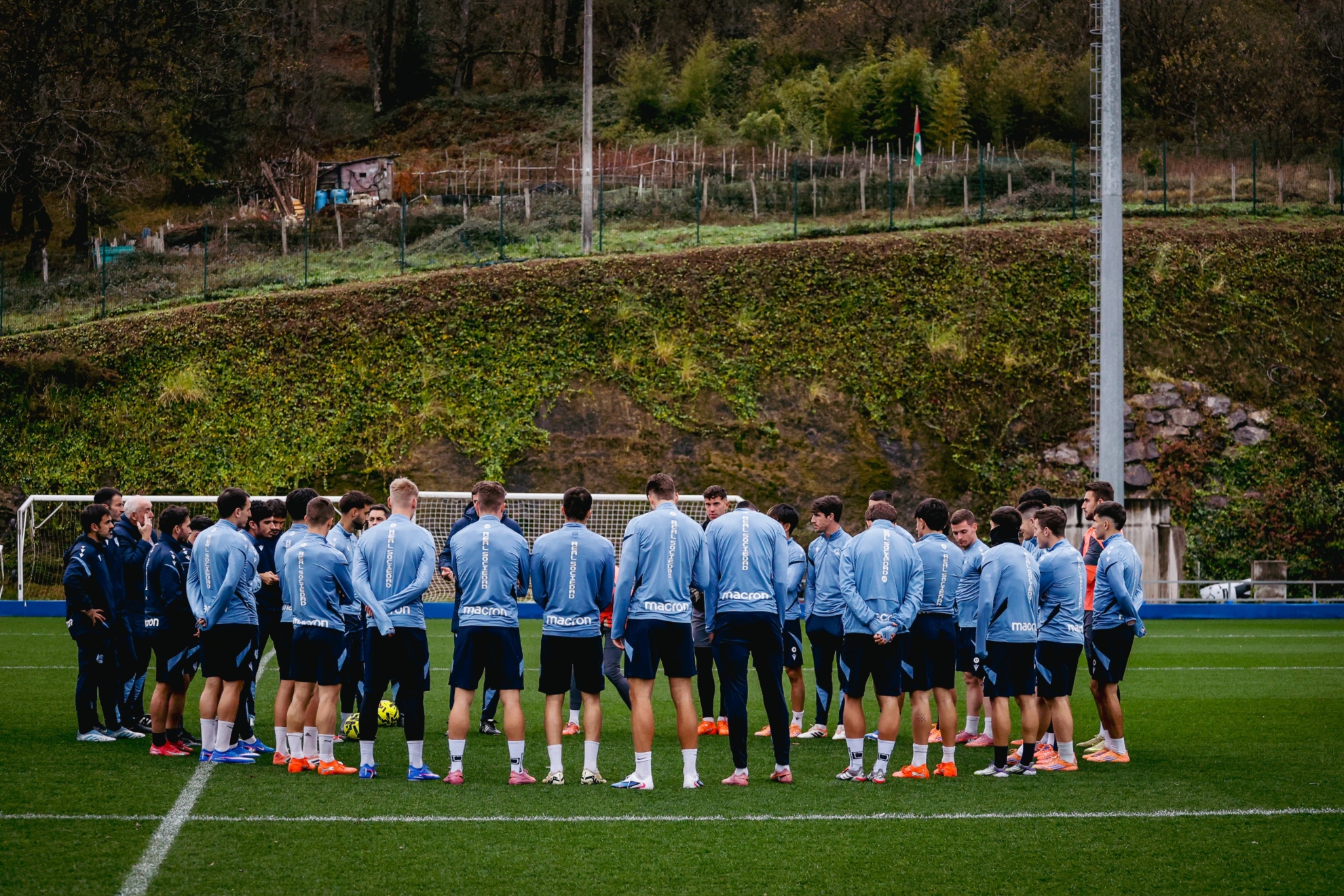 Los futbolistas de la Real, antes de empezar un entrenamiento en Zubieta.